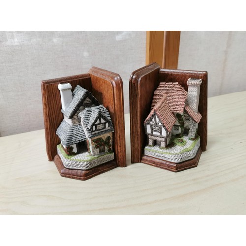 62 - Qty 10x David Winter Cottages which includes pair of bookends. All appear to be in good condition ho... 