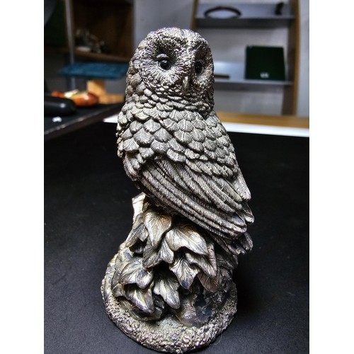 120 - A country artist hallmarked silver filled owl figure presenting excellent detail, dated 1989 and sig... 