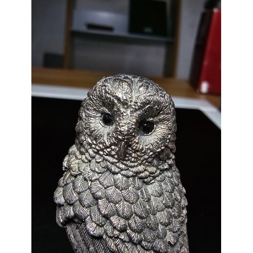 120 - A country artist hallmarked silver filled owl figure presenting excellent detail, dated 1989 and sig... 