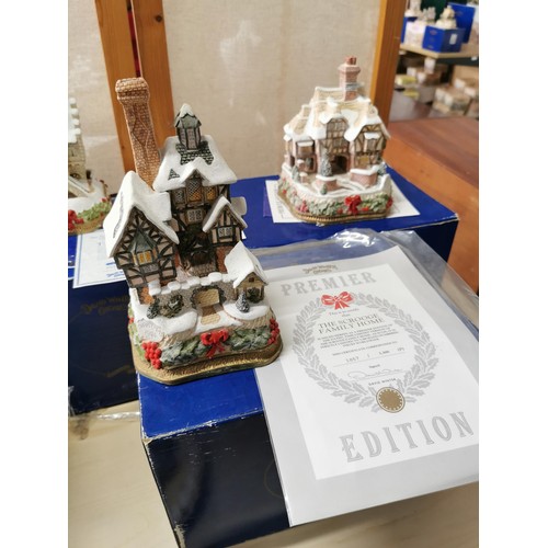 70 - Qty 10x large winter themed David Winter Cottages two being 3D cottage plates. All appear to be in g... 