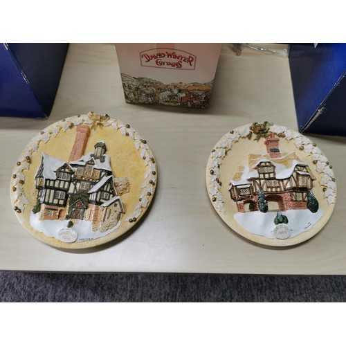 70 - Qty 10x large winter themed David Winter Cottages two being 3D cottage plates. All appear to be in g... 