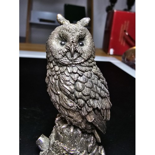 121 - A country artist hallmarked silver filled owl figure presenting excellent detail, dated 1989 and sig... 