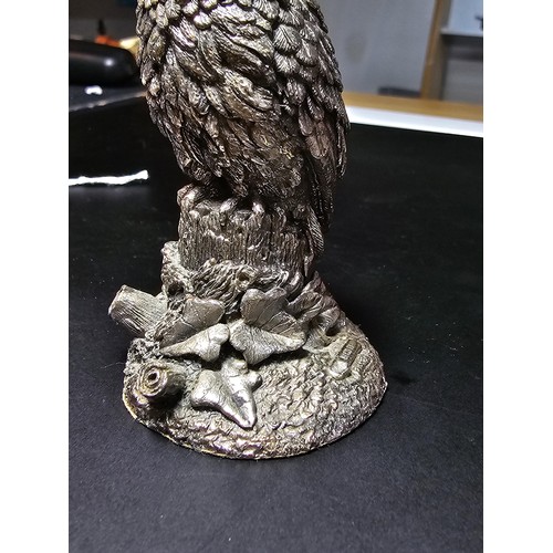 121 - A country artist hallmarked silver filled owl figure presenting excellent detail, dated 1989 and sig... 