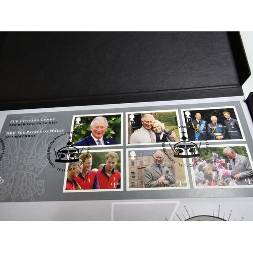 125 - A Royal Mail stamped coin cover relating to HRH prince of Wales 70th Birthday which includes a 915 s... 