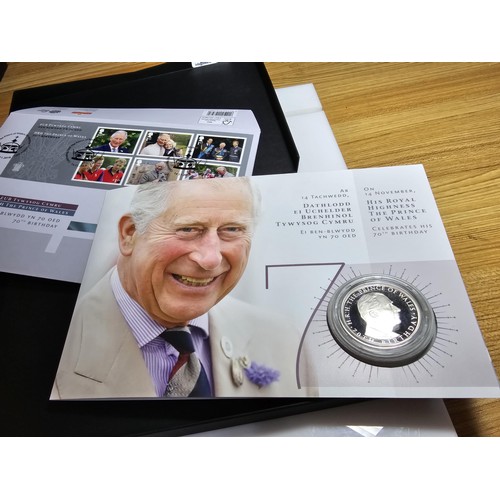 125 - A Royal Mail stamped coin cover relating to HRH prince of Wales 70th Birthday which includes a 915 s... 