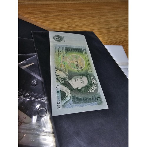 130 - A large collection of various world bank notes organized in to plastic sleeves along with a small qu... 