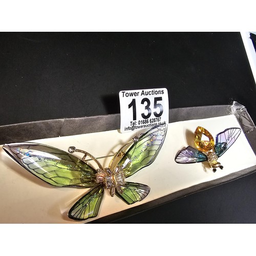 135 - 2x very pretty Pique a Jour style brooches which includes a butterfly and bee, both having colourful... 