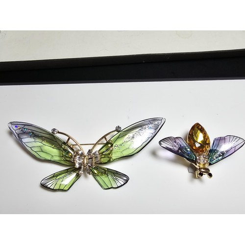 135 - 2x very pretty Pique a Jour style brooches which includes a butterfly and bee, both having colourful... 