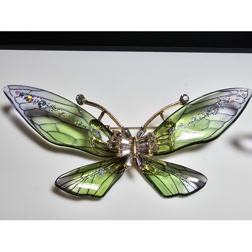 135 - 2x very pretty Pique a Jour style brooches which includes a butterfly and bee, both having colourful... 