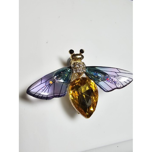 135 - 2x very pretty Pique a Jour style brooches which includes a butterfly and bee, both having colourful... 