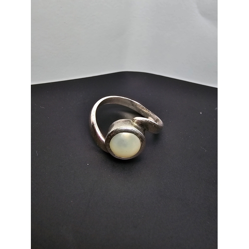 139 - Attractive handmade 925 silver ring, featuring a genuine flat pearl within a silver mount. In excell... 