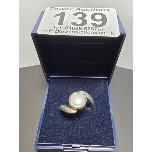 139 - Attractive handmade 925 silver ring, featuring a genuine flat pearl within a silver mount. In excell... 