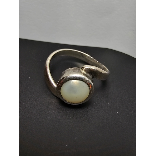 139 - Attractive handmade 925 silver ring, featuring a genuine flat pearl within a silver mount. In excell... 