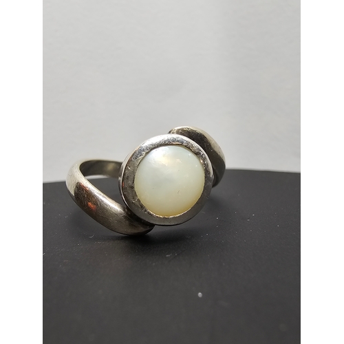 139 - Attractive handmade 925 silver ring, featuring a genuine flat pearl within a silver mount. In excell... 