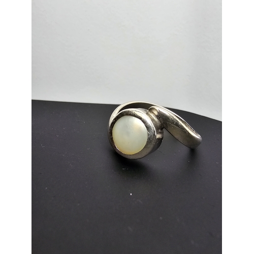 139 - Attractive handmade 925 silver ring, featuring a genuine flat pearl within a silver mount. In excell... 