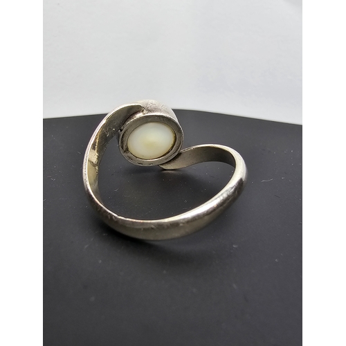 139 - Attractive handmade 925 silver ring, featuring a genuine flat pearl within a silver mount. In excell... 