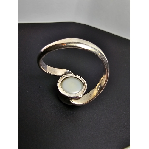 139 - Attractive handmade 925 silver ring, featuring a genuine flat pearl within a silver mount. In excell... 