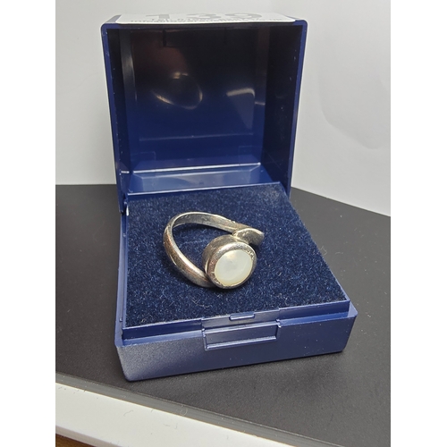 139 - Attractive handmade 925 silver ring, featuring a genuine flat pearl within a silver mount. In excell... 