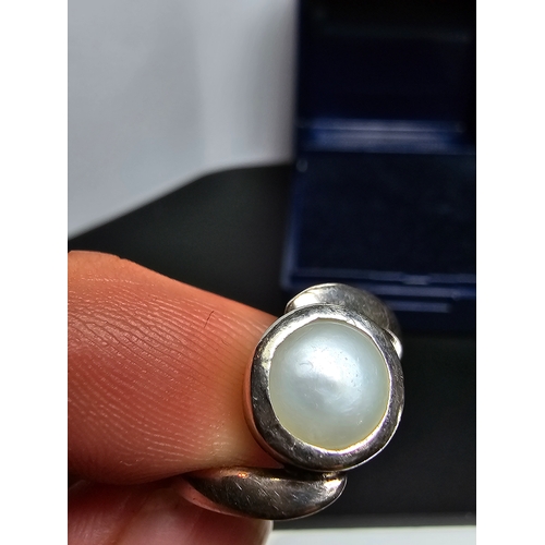 139 - Attractive handmade 925 silver ring, featuring a genuine flat pearl within a silver mount. In excell... 