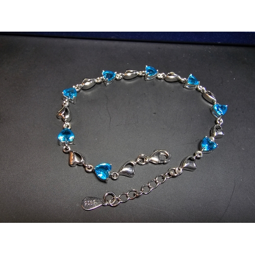 149 - A pretty 925 silver bracelet inset with 8x blue faceted crystal stones. The bracelet has a length of... 