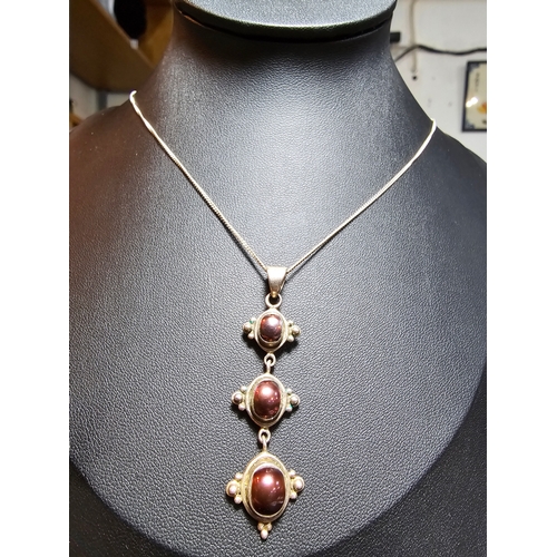 151 - A stunning 925 silver drop pendant inset with 3x natural brown pearls set on an 18