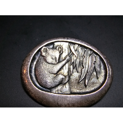 152 - A pretty 925 silver brooch featuring a carved scene of a Koala Bear climbing a bamboo, presenting ex... 