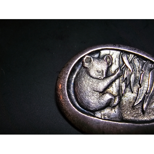 152 - A pretty 925 silver brooch featuring a carved scene of a Koala Bear climbing a bamboo, presenting ex... 