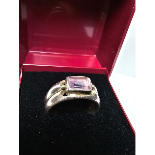 137 - A chunky 925 silver ring inset with a faceted natural amethyst gemstone, in excellent clean conditio... 