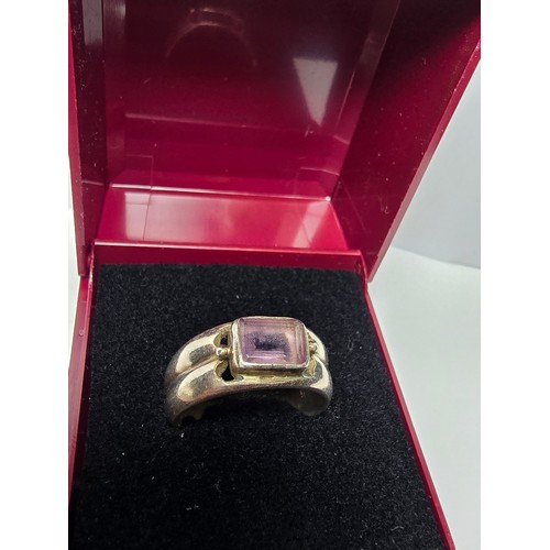 137 - A chunky 925 silver ring inset with a faceted natural amethyst gemstone, in excellent clean conditio... 