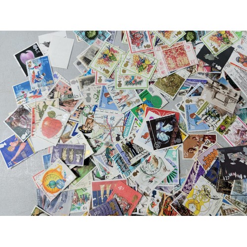 99 - Large quantity of loose British commemorative stamps collected over many years, most are used with a... 