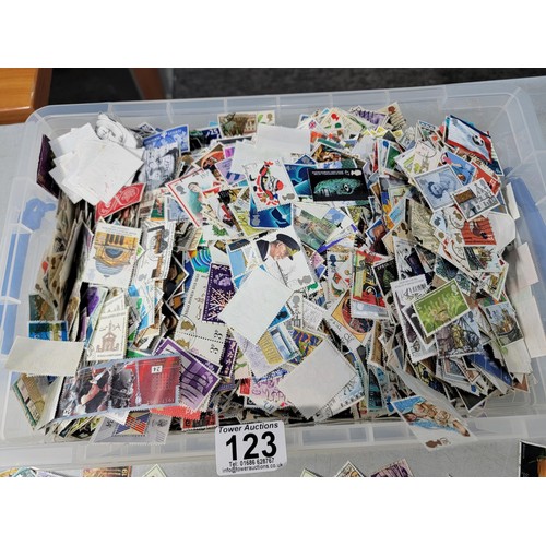 99 - Large quantity of loose British commemorative stamps collected over many years, most are used with a... 