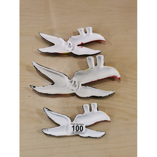 100 - Set of 3x graduating flying Guinness toucans cast iron wall plaques, largest measuring 25cm length.