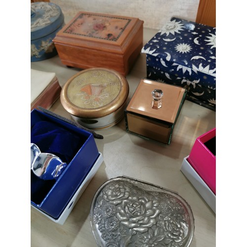 109 - Large quantity of good quality costume jewellery along with a variety of trinket/ jewllery boxes, in... 