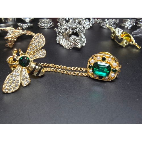 188 - Suite of costume jewellery to include ornate brooches, large qty of ornate dress rings, smart watch ... 