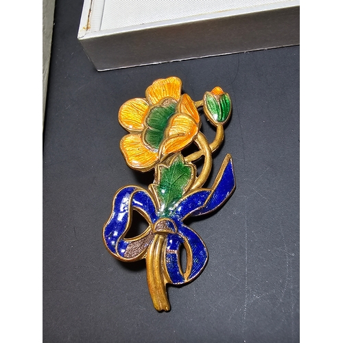 190 - Qty of costume jewellery to include a good quality art nouveau enamelled flower brooch, 4x ornate ne... 