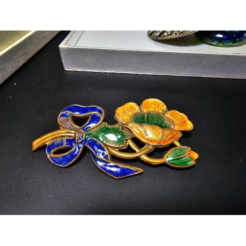 190 - Qty of costume jewellery to include a good quality art nouveau enamelled flower brooch, 4x ornate ne... 