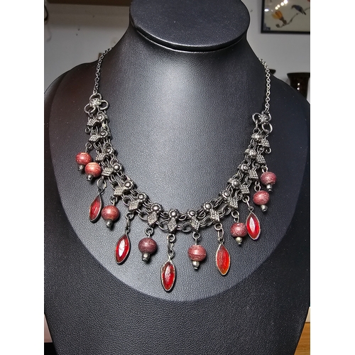 193 - 2x good quality vintage costume necklaces to include a necklace with red beads and red glass drops, ... 