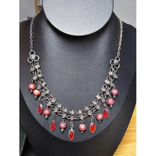 193 - 2x good quality vintage costume necklaces to include a necklace with red beads and red glass drops, ... 