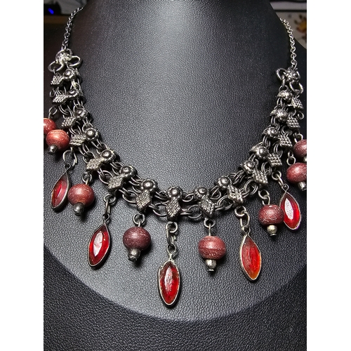 193 - 2x good quality vintage costume necklaces to include a necklace with red beads and red glass drops, ... 