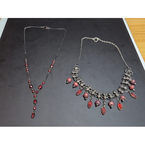 193 - 2x good quality vintage costume necklaces to include a necklace with red beads and red glass drops, ... 