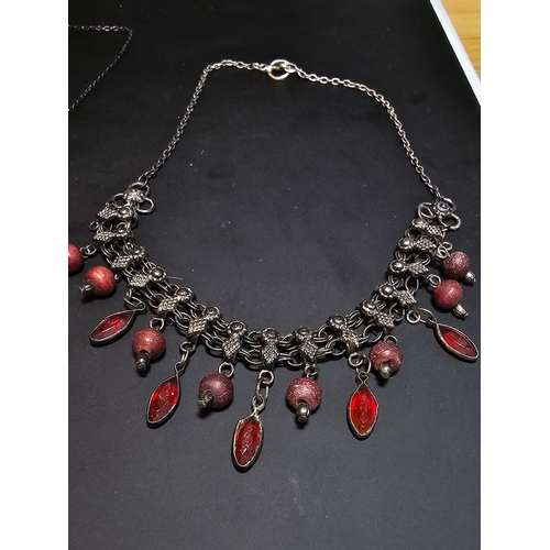 193 - 2x good quality vintage costume necklaces to include a necklace with red beads and red glass drops, ... 