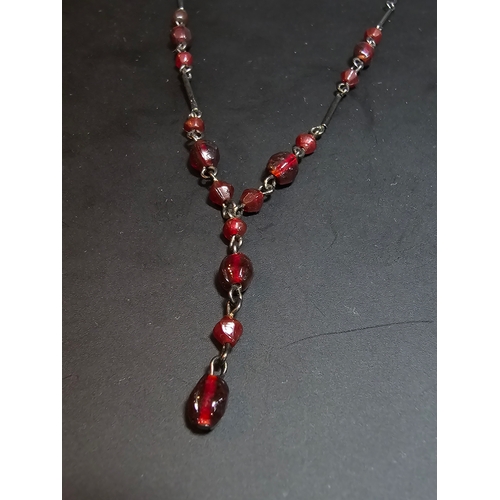 193 - 2x good quality vintage costume necklaces to include a necklace with red beads and red glass drops, ... 