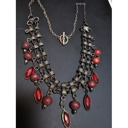 193 - 2x good quality vintage costume necklaces to include a necklace with red beads and red glass drops, ... 