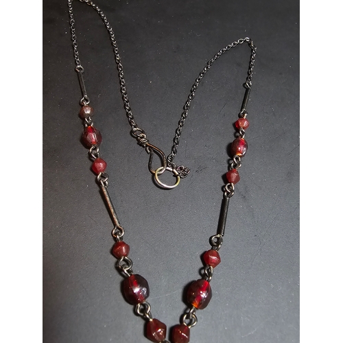 193 - 2x good quality vintage costume necklaces to include a necklace with red beads and red glass drops, ... 