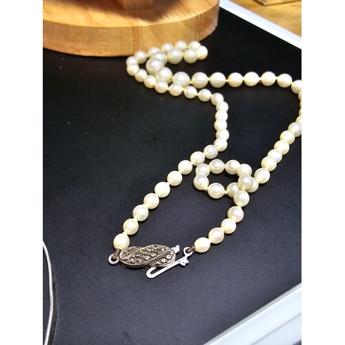 194 - Bundle of 3x vintage faux pearl necklaces and a 925 silver bangle, to include a cased set of majoric... 