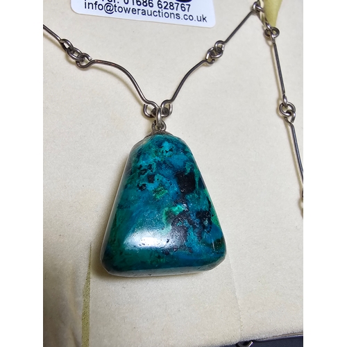 195 - A good quality 925 silver necklace which features a large chrysocolla (malachite+turquoise) hardston... 