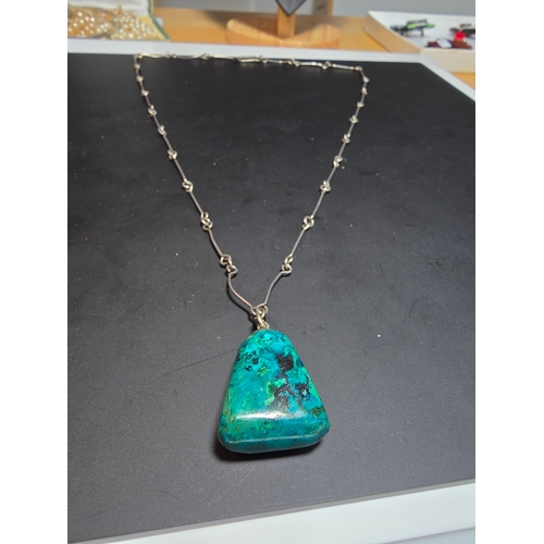 195 - A good quality 925 silver necklace which features a large chrysocolla (malachite+turquoise) hardston... 