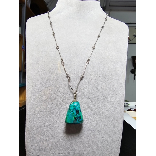 195 - A good quality 925 silver necklace which features a large chrysocolla (malachite+turquoise) hardston... 