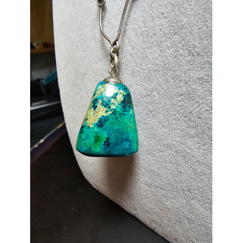 195 - A good quality 925 silver necklace which features a large chrysocolla (malachite+turquoise) hardston... 