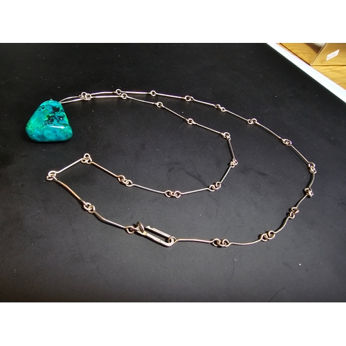 195 - A good quality 925 silver necklace which features a large chrysocolla (malachite+turquoise) hardston... 